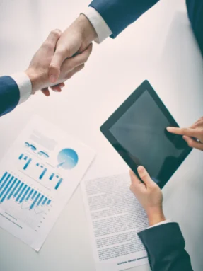 businessman-shaking-hands-with-client